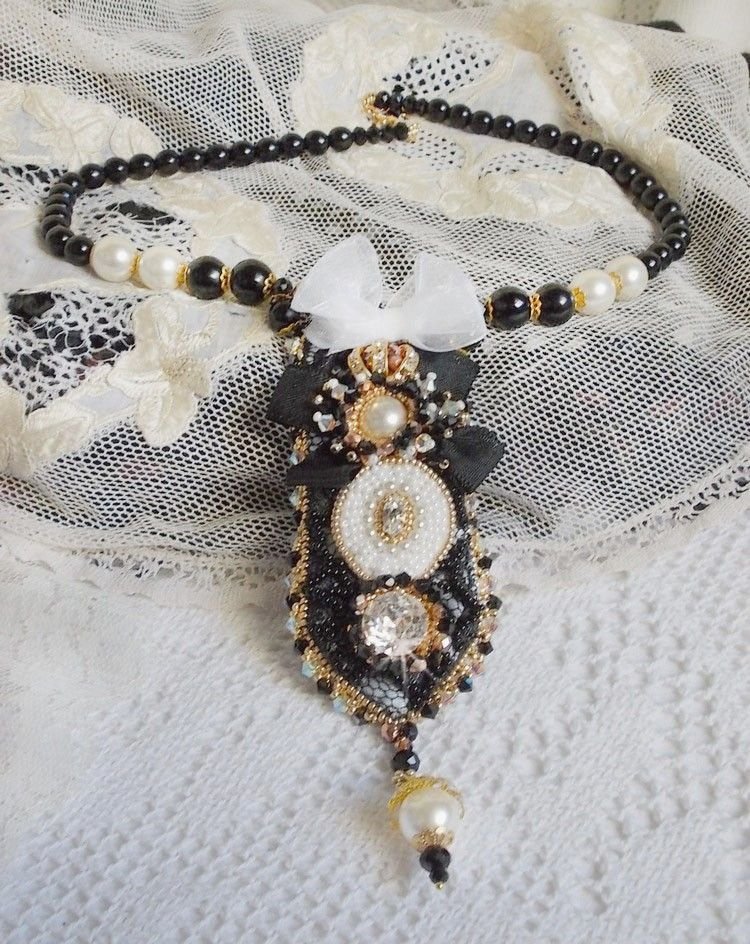 Colar Vintage Sacred Black Haute-Couture bordado com cristais Swarovski, fita de organza e missangas Miyuki