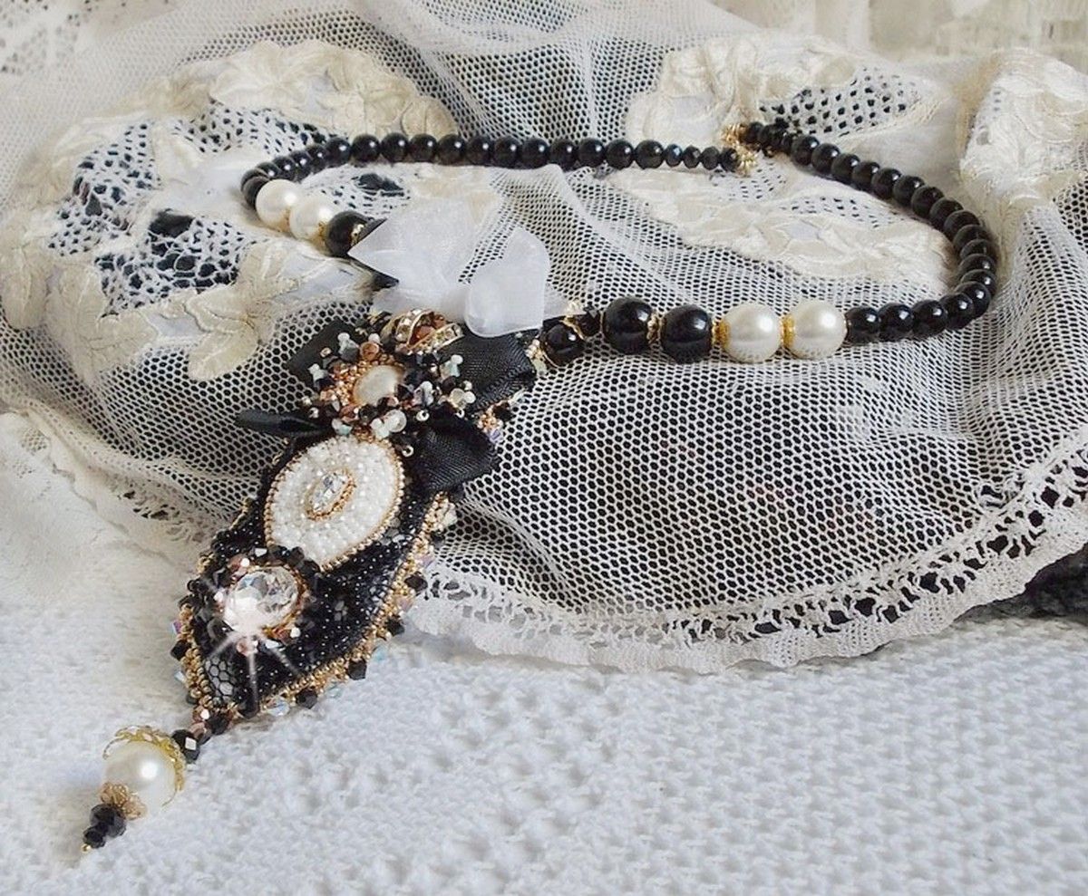 Colar Vintage Sacred Black Haute-Couture bordado com cristais Swarovski, fita de organza e missangas Miyuki