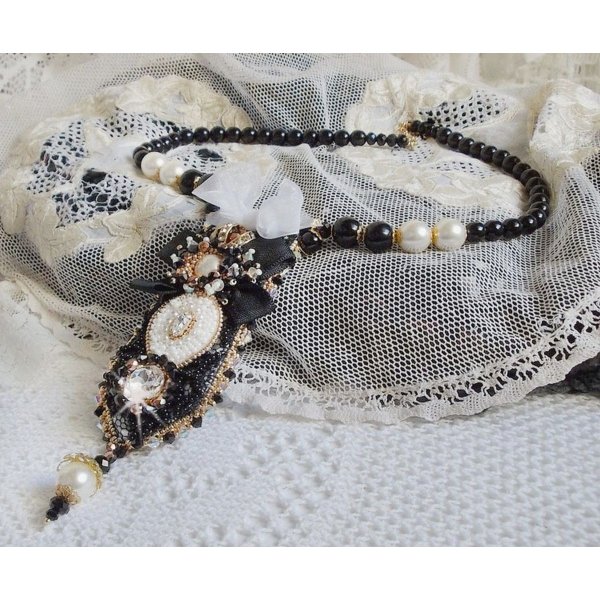 Colar Vintage Sacred Black Haute-Couture bordado com cristais Swarovski, fita de organza e missangas Miyuki