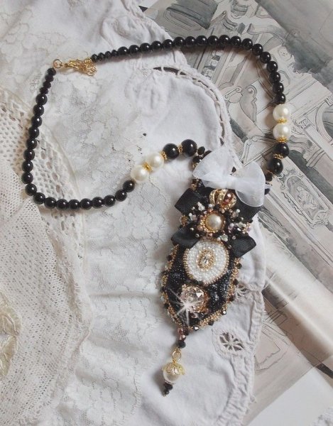 Colar Vintage Sacred Black Haute-Couture bordado com cristais Swarovski, fita de organza e missangas Miyuki
