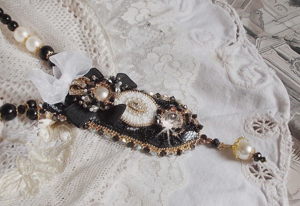 Colar Vintage Sacred Black Haute-Couture bordado com cristais Swarovski, fita de organza e missangas Miyuki
