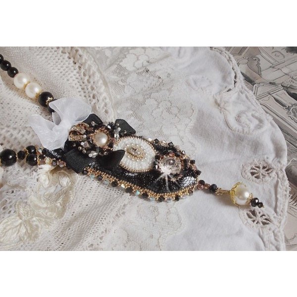 Colar Vintage Sacred Black Haute-Couture bordado com cristais Swarovski, fita de organza e missangas Miyuki
