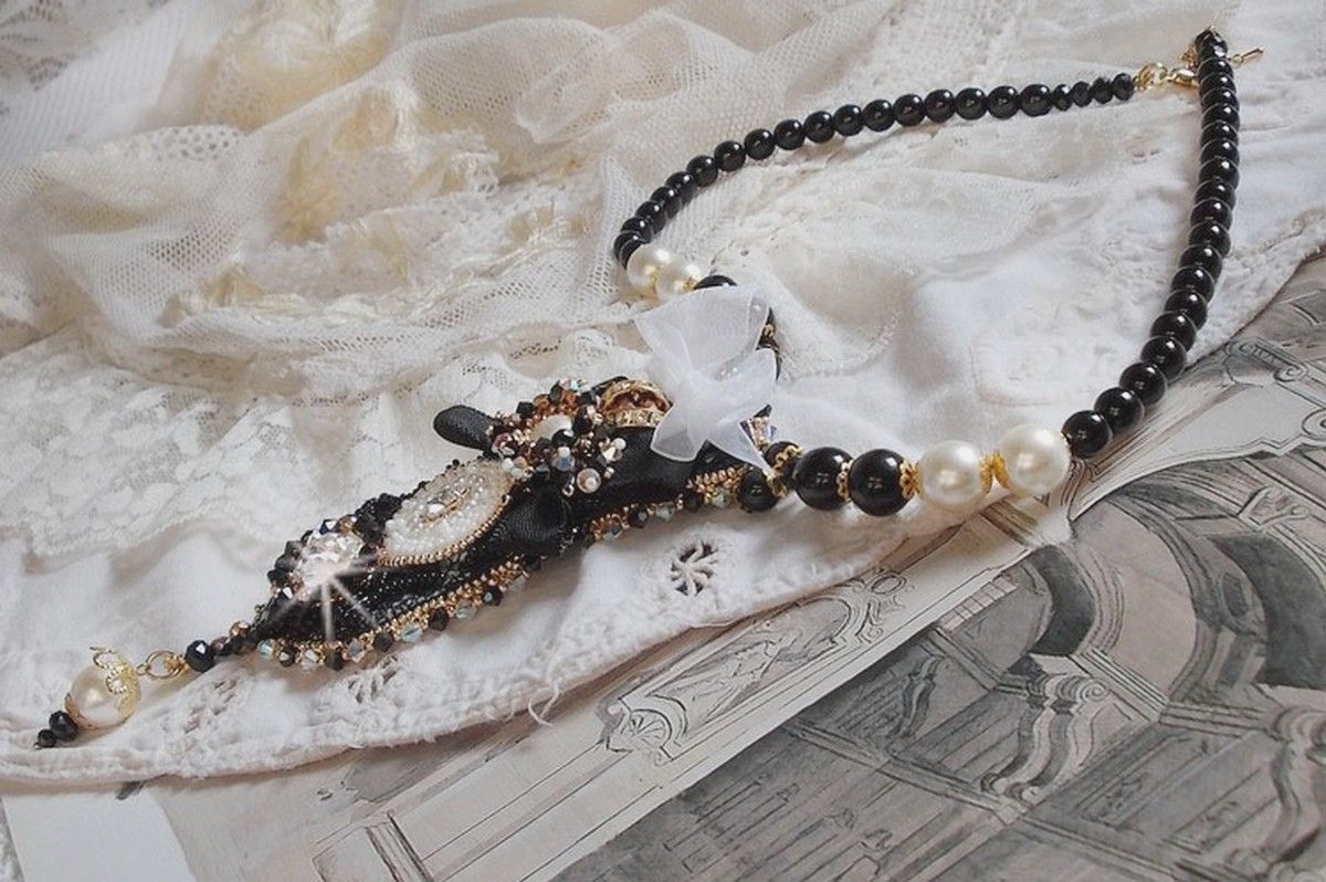 Colar Vintage Sacred Black Haute-Couture bordado com cristais Swarovski, fita de organza e missangas Miyuki