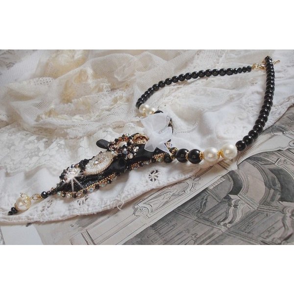 Colar Vintage Sacred Black Haute-Couture bordado com cristais Swarovski, fita de organza e missangas Miyuki