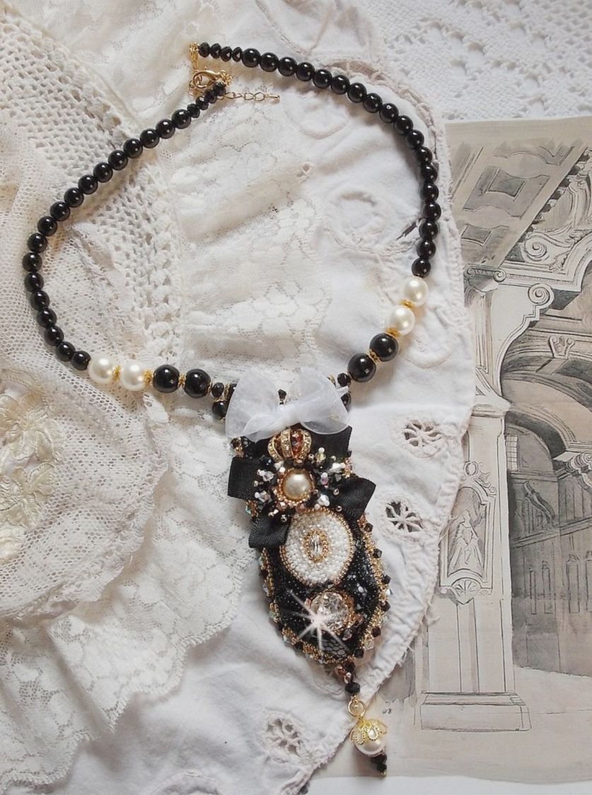 Colar Vintage Sacred Black Haute-Couture bordado com cristais Swarovski, fita de organza e missangas Miyuki