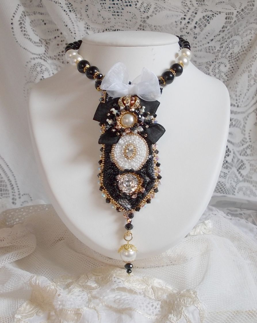 Colar Vintage Sacred Black Haute-Couture bordado com cristais Swarovski, fita de organza e missangas Miyuki