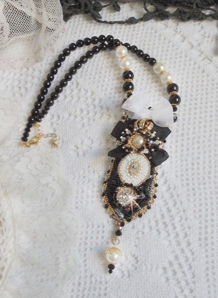Colar Vintage Sacred Black Haute-Couture bordado com cristais Swarovski, fita de organza e missangas Miyuki