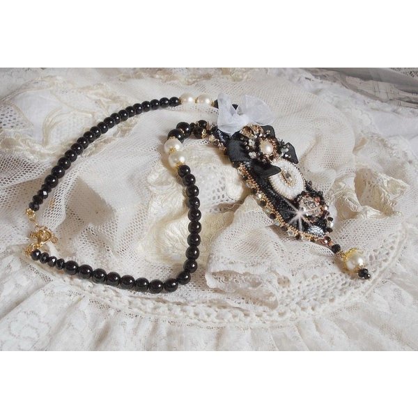 Colar Vintage Sacred Black Haute-Couture bordado com cristais Swarovski, fita de organza e missangas Miyuki