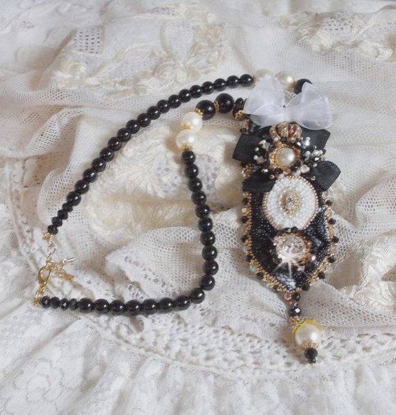 Colar Vintage Sacred Black Haute-Couture bordado com cristais Swarovski, fita de organza e missangas Miyuki