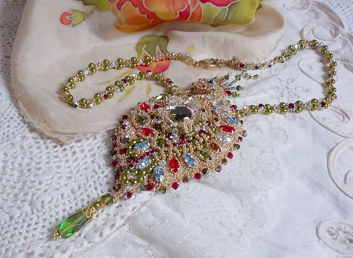 Colar L'Oiseau des Iles bordado com cristais Swarovski, pérolas e missangas de sementes Miyuki.