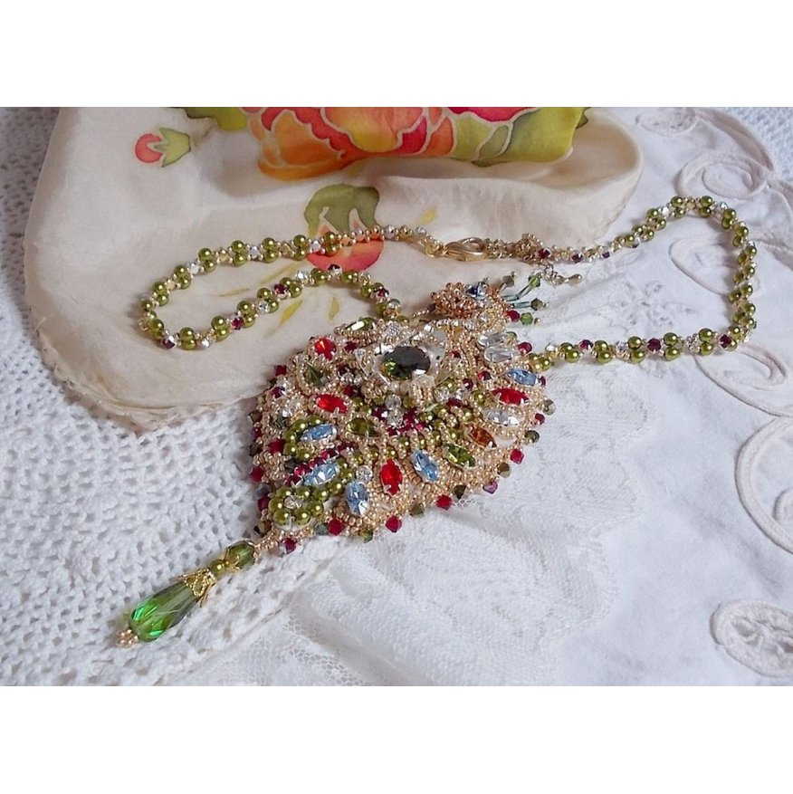 Colar L'Oiseau des Iles bordado com cristais Swarovski, pérolas e missangas de sementes Miyuki.