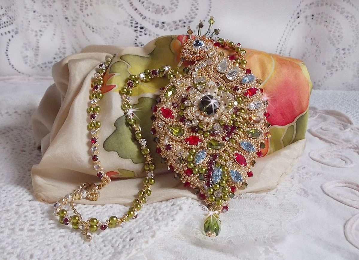 Colar L'Oiseau des Iles bordado com cristais Swarovski, pérolas e missangas de sementes Miyuki.