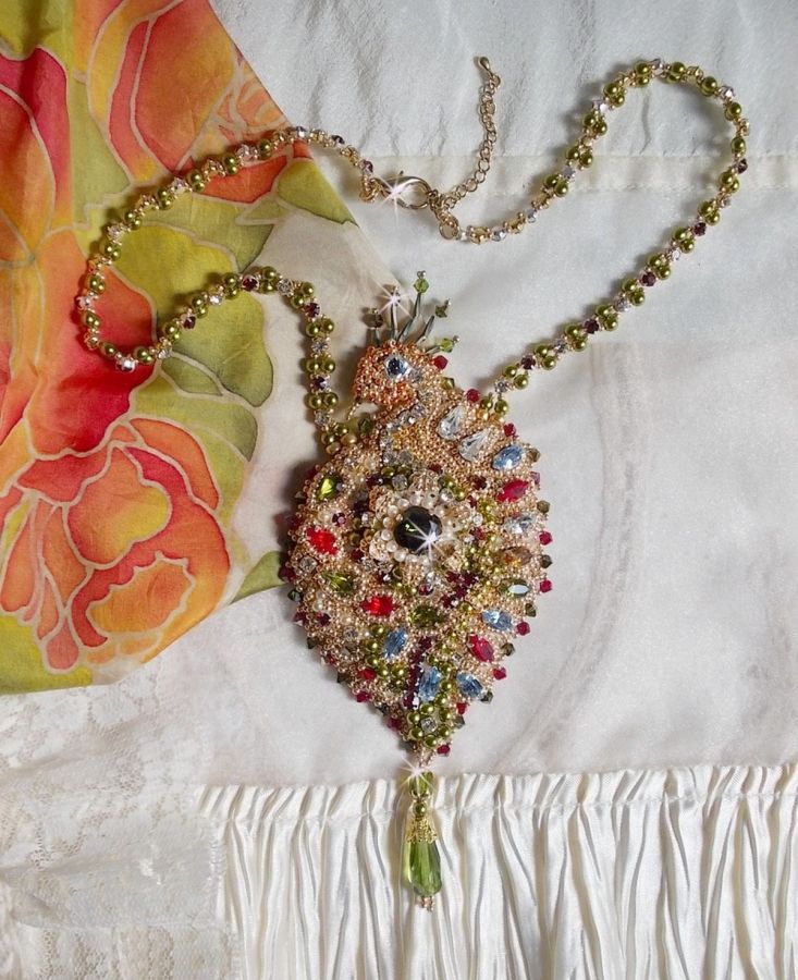 Colar L'Oiseau des Iles bordado com cristais Swarovski, pérolas e missangas de sementes Miyuki.