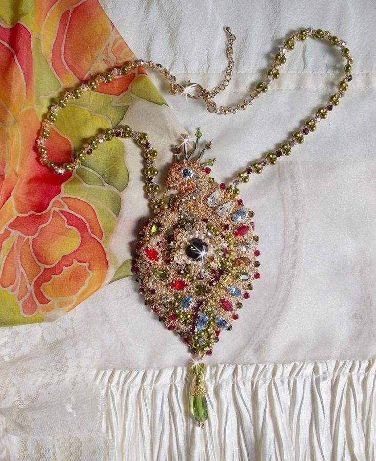 Colar L'Oiseau des Iles bordado com cristais Swarovski, pérolas e missangas de sementes Miyuki.
