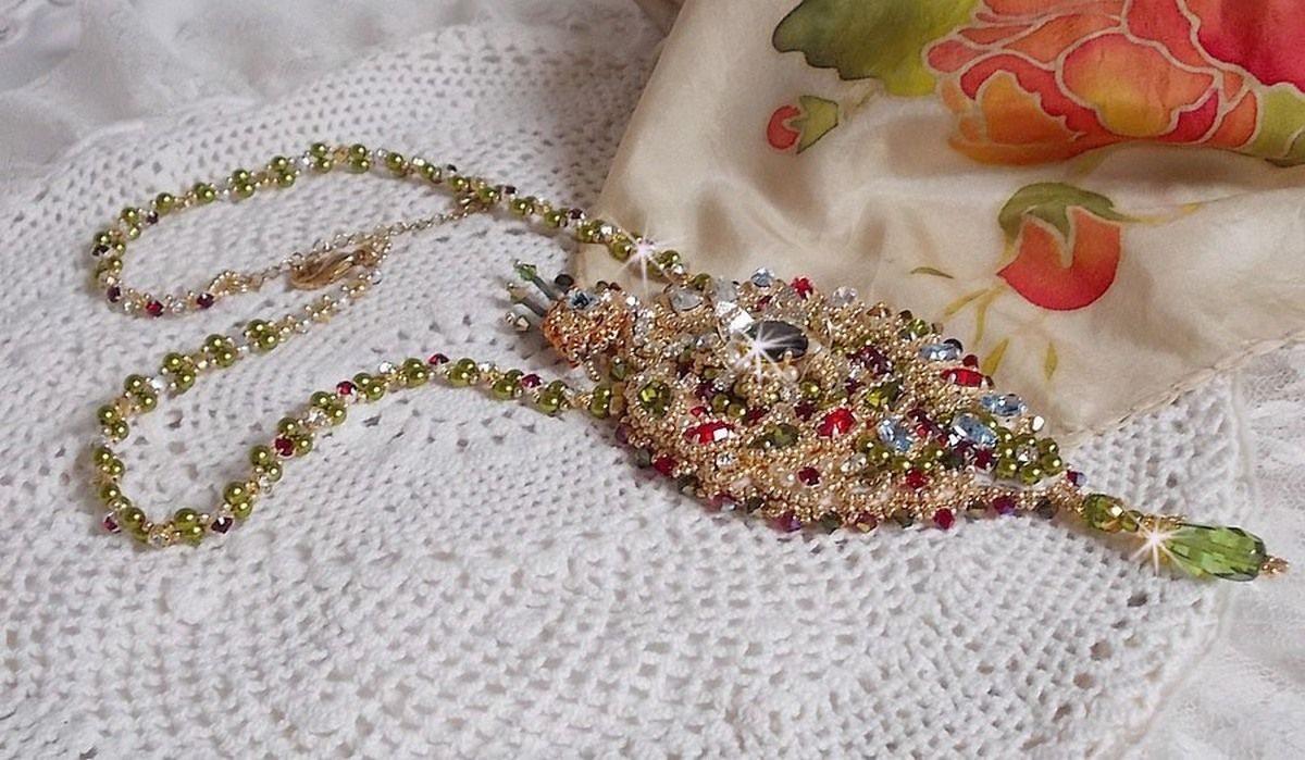 Colar L'Oiseau des Iles bordado com cristais Swarovski, pérolas e missangas de sementes Miyuki.