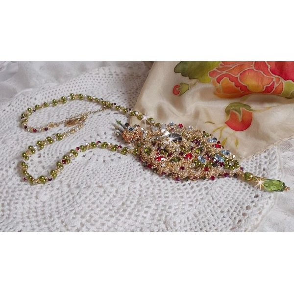Colar L'Oiseau des Iles bordado com cristais Swarovski, pérolas e missangas de sementes Miyuki.