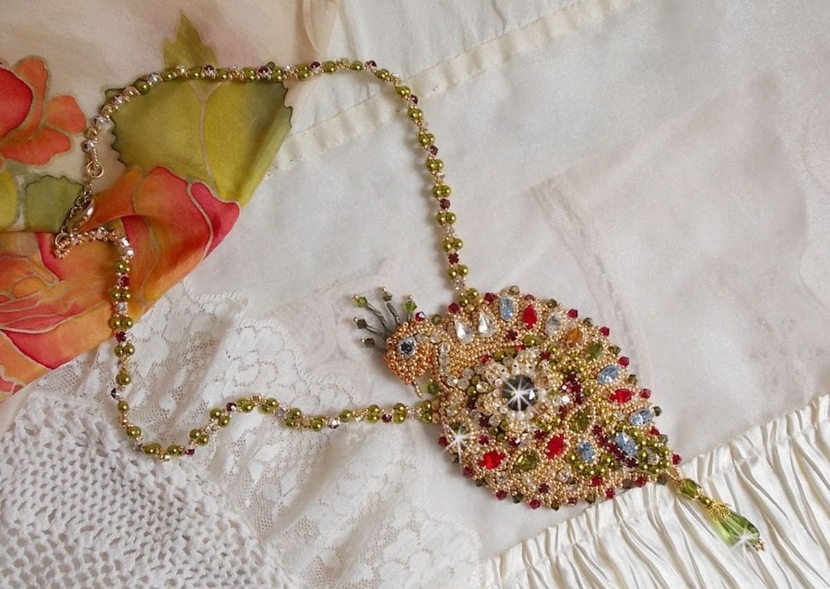 Colar L'Oiseau des Iles bordado com cristais Swarovski, pérolas e missangas de sementes Miyuki.