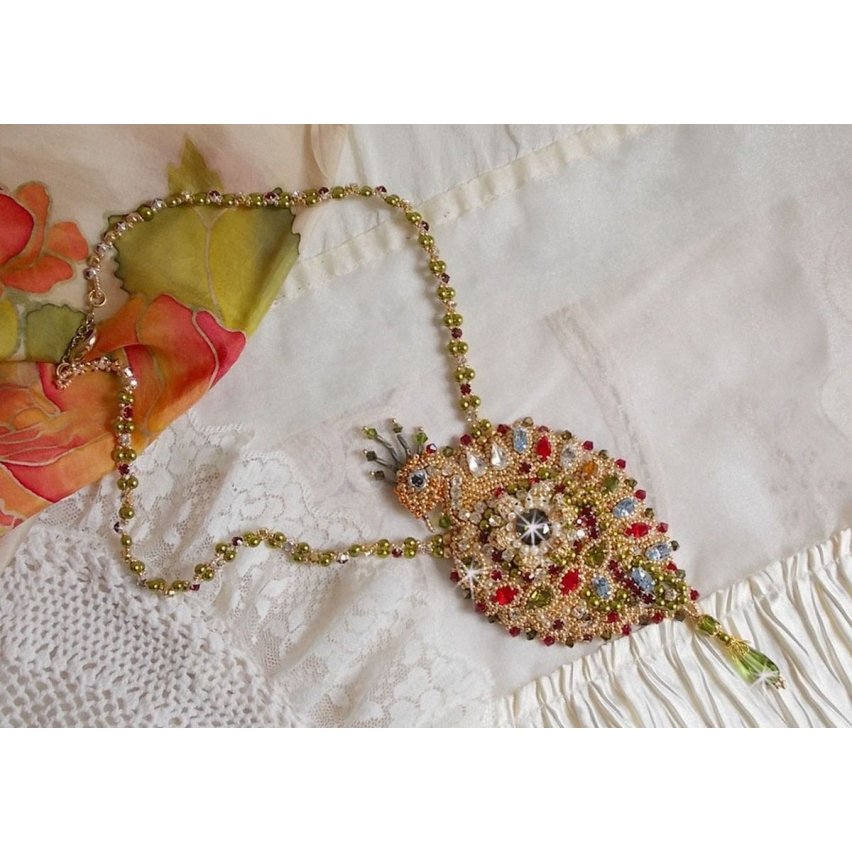 Colar L'Oiseau des Iles bordado com cristais Swarovski, pérolas e missangas de sementes Miyuki.
