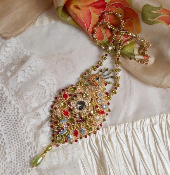 Colar L'Oiseau des Iles bordado com cristais Swarovski, p&eacute;rolas e missangas de sementes Miyuki.