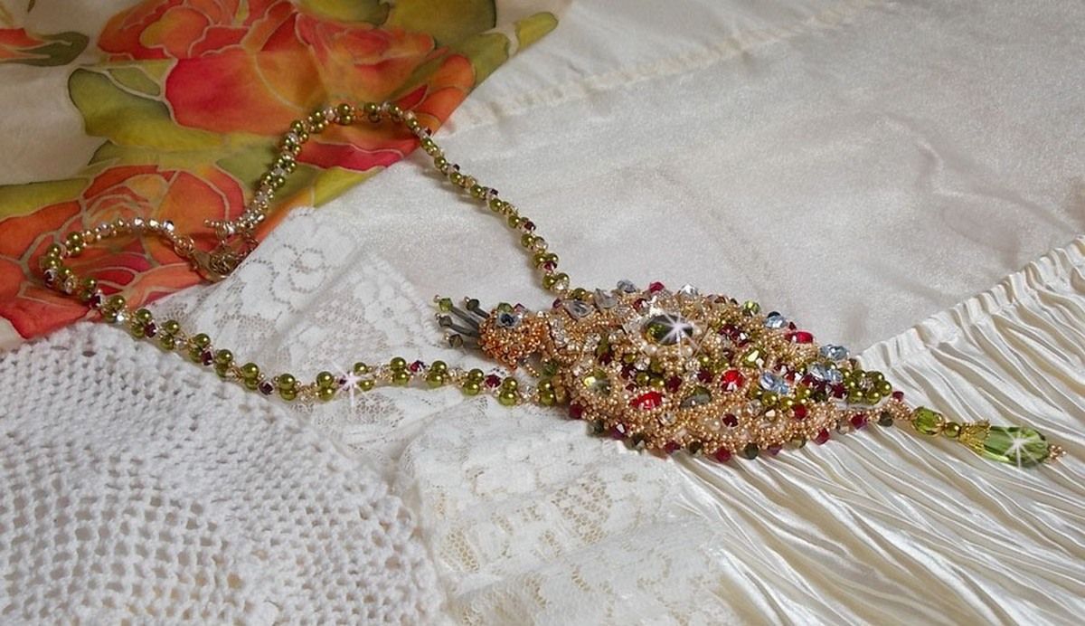 Colar L'Oiseau des Iles bordado com cristais Swarovski, pérolas e missangas de sementes Miyuki.