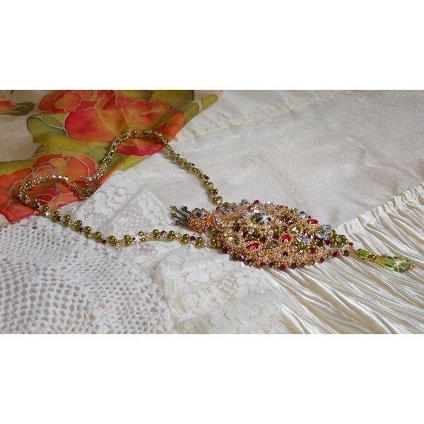 Colar L'Oiseau des Iles bordado com cristais Swarovski, pérolas e missangas de sementes Miyuki.