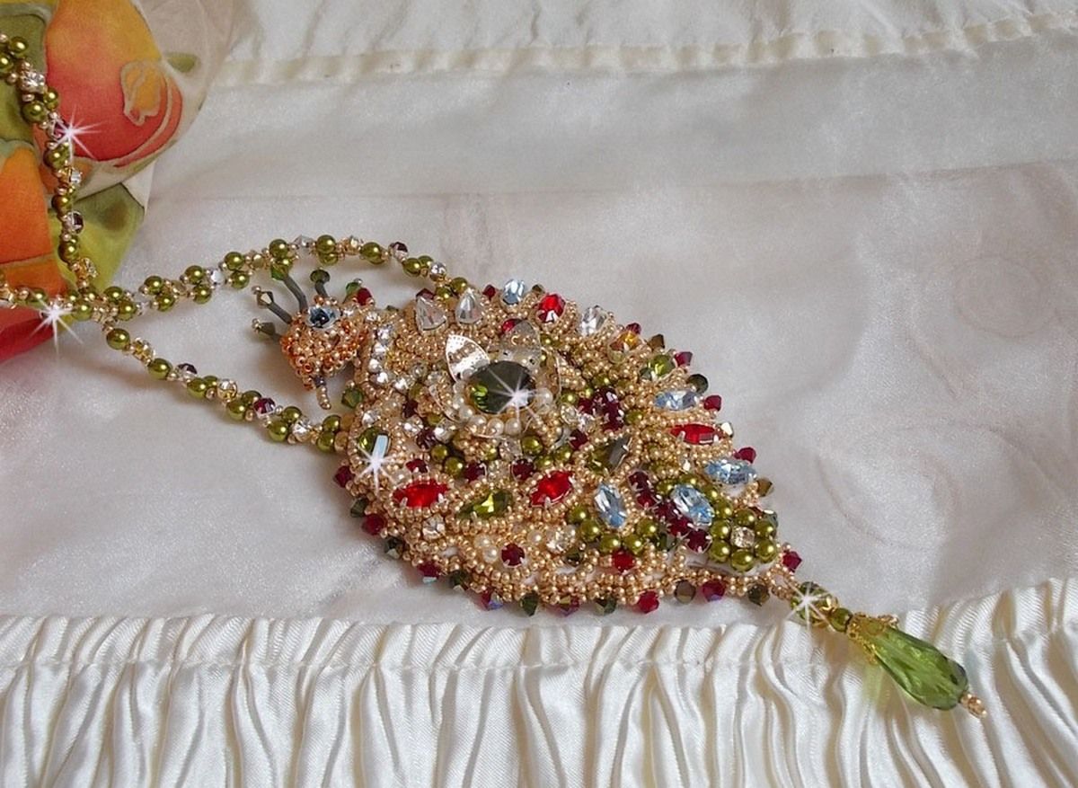 Colar L'Oiseau des Iles bordado com cristais Swarovski, pérolas e missangas de sementes Miyuki.