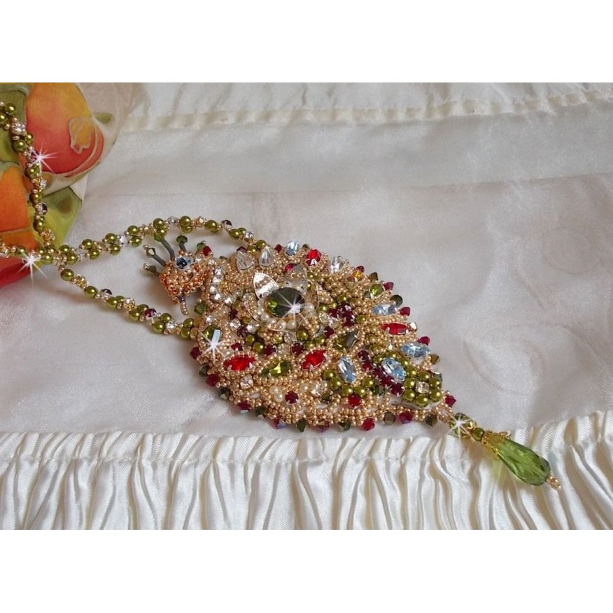 Colar L'Oiseau des Iles bordado com cristais Swarovski, pérolas e missangas de sementes Miyuki.