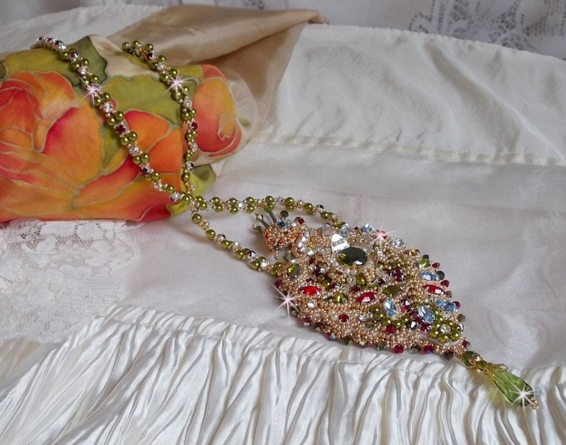 Colar L'Oiseau des Iles bordado com cristais Swarovski, pérolas e missangas de sementes Miyuki.