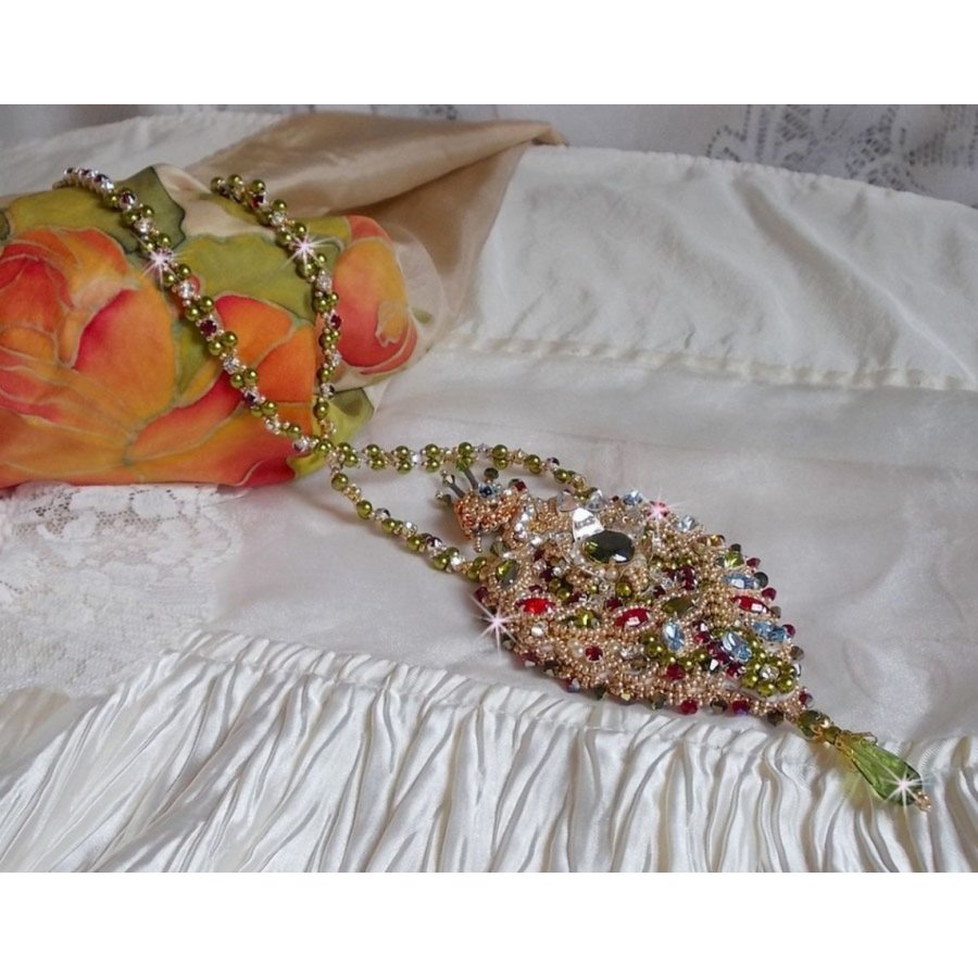 Colar L'Oiseau des Iles bordado com cristais Swarovski, pérolas e missangas de sementes Miyuki.