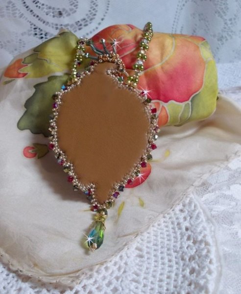 Colar L'Oiseau des Iles bordado com cristais Swarovski, p&eacute;rolas e missangas de sementes Miyuki.