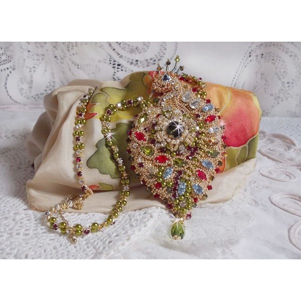 Colar L'Oiseau des Iles bordado com cristais Swarovski, p&eacute;rolas e missangas de sementes Miyuki.