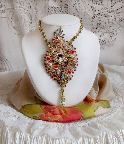 Colar L'Oiseau des Iles bordado com cristais Swarovski, p&eacute;rolas e missangas de sementes Miyuki.