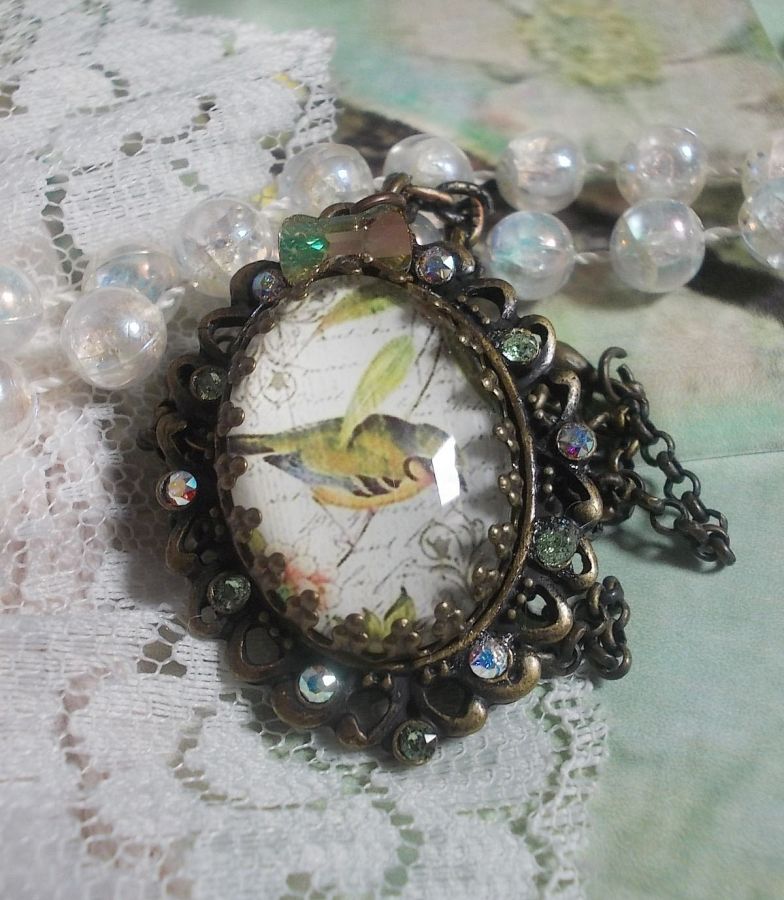 Colar Garden Bird criado com um cabochon burr e cristais montados sobre acessórios de bronze