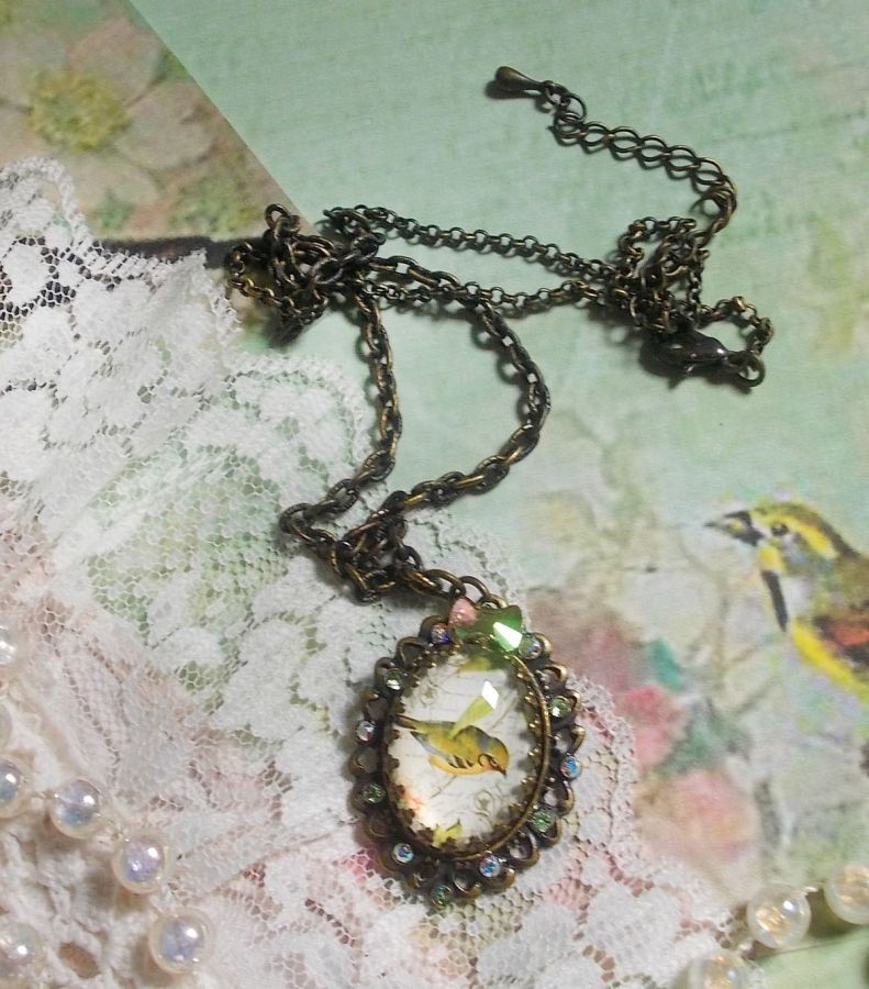 Colar Garden Bird criado com um cabochon burr e cristais montados sobre acessórios de bronze