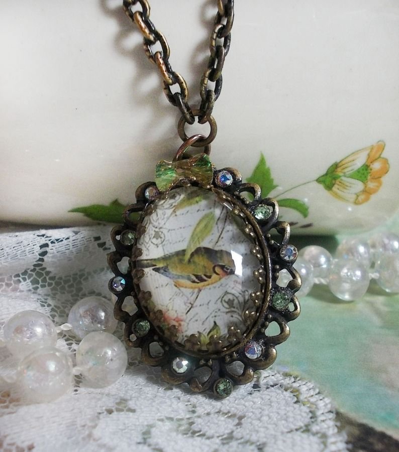 Colar Garden Bird criado com um cabochon burr e cristais montados sobre acessórios de bronze
