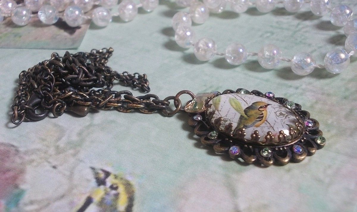 Colar Garden Bird criado com um cabochon burr e cristais montados sobre acessórios de bronze