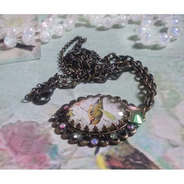 Colar Garden Bird criado com um cabochon burr e cristais montados sobre acess&oacute;rios de bronze