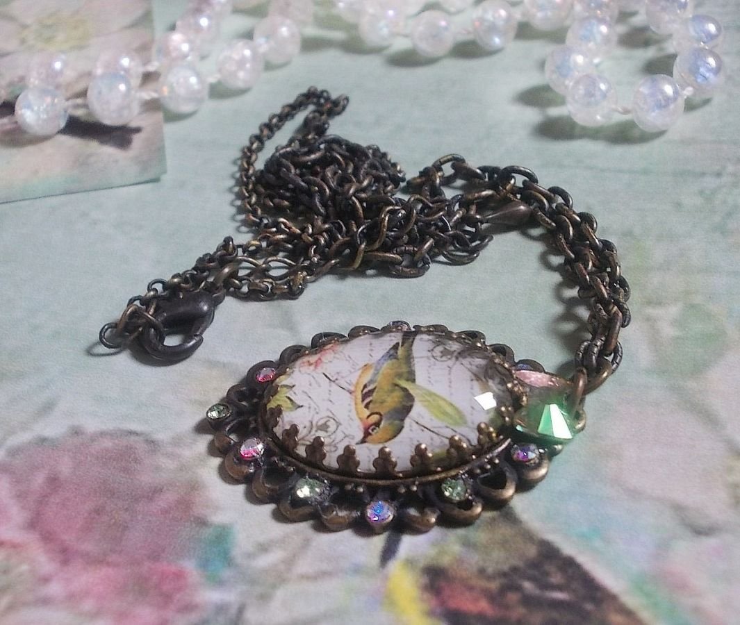 Colar Garden Bird criado com um cabochon burr e cristais montados sobre acessórios de bronze