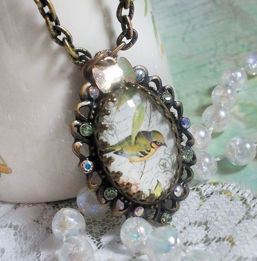 Colar Garden Bird criado com um cabochon burr e cristais montados sobre acessórios de bronze