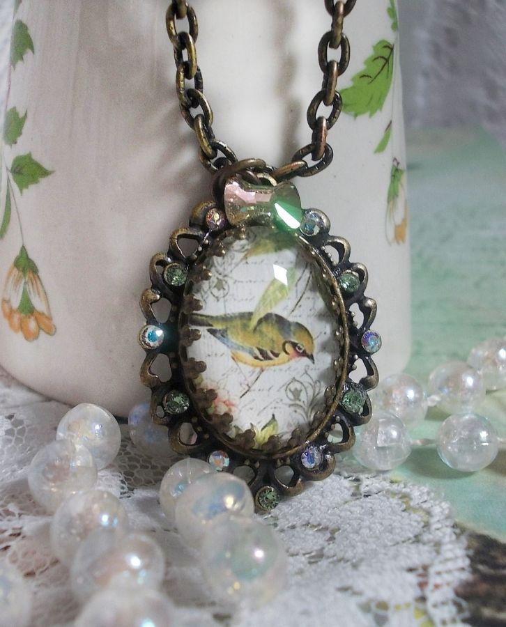 Colar Garden Bird criado com um cabochon burr e cristais montados sobre acessórios de bronze