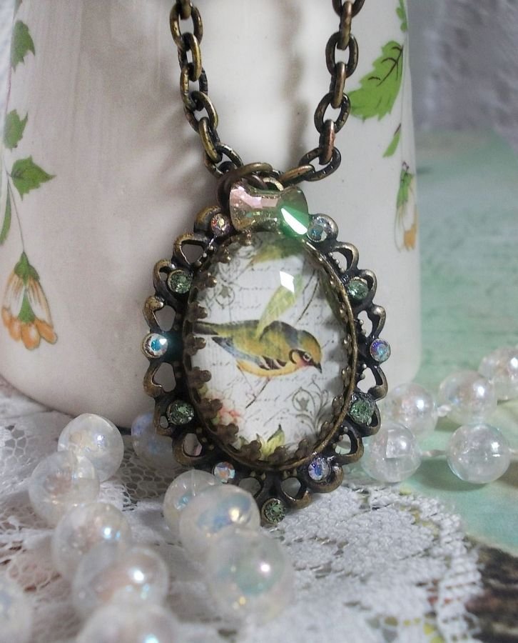 Colar Garden Bird criado com um cabochon burr e cristais montados sobre acessórios de bronze