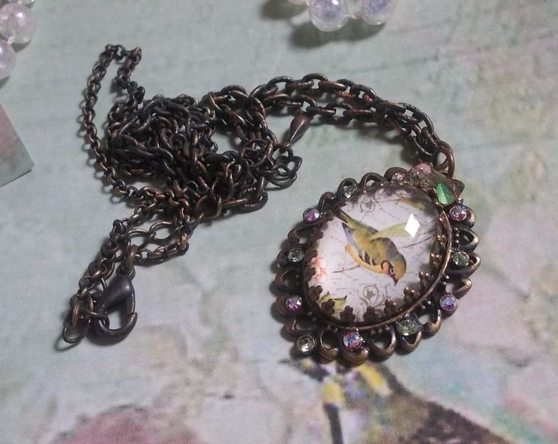 Colar Garden Bird criado com um cabochon burr e cristais montados sobre acessórios de bronze