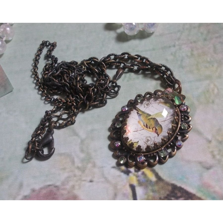 Colar Garden Bird criado com um cabochon burr e cristais montados sobre acessórios de bronze