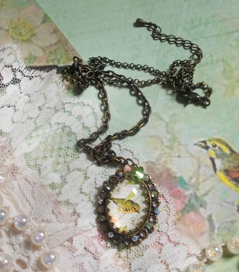 Colar Garden Bird criado com um cabochon burr e cristais montados sobre acessórios de bronze