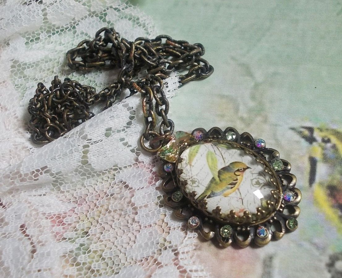Colar Garden Bird criado com um cabochon burr e cristais montados sobre acessórios de bronze