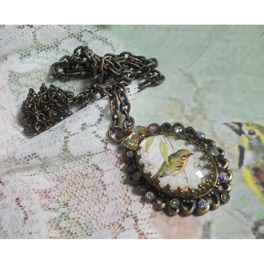 Colar Garden Bird criado com um cabochon burr e cristais montados sobre acessórios de bronze
