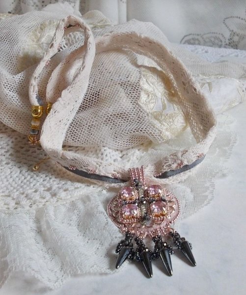 Collier Pampilles Rose et Gris avec des cristaux de Swarovski et perles de haute qualit&eacute;.