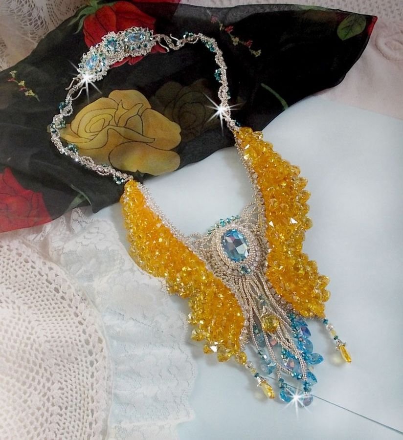 Colar borboleta Haute-Couture de Versalhes bordado com cristais Swarovski, pérolas de prata Miyuki e acessórios de prata 925/1000 