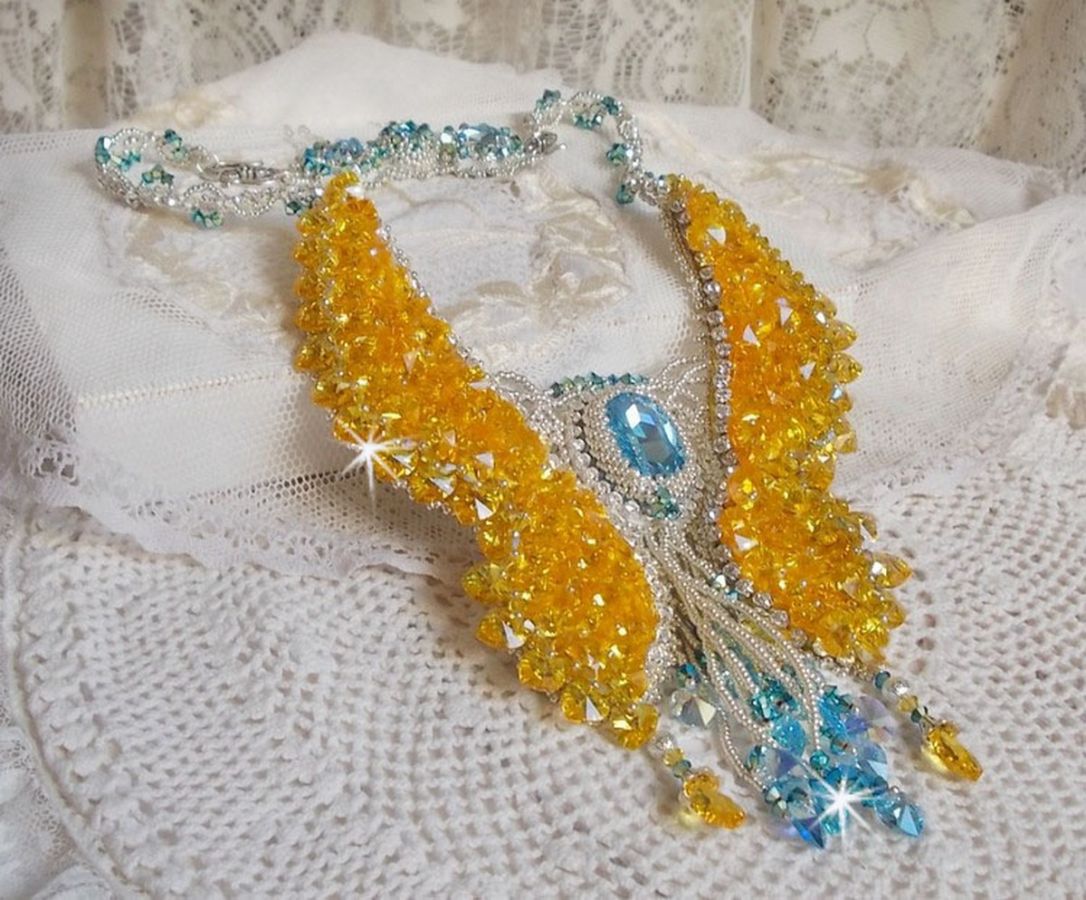 Colar borboleta Haute-Couture de Versalhes bordado com cristais Swarovski, pérolas de prata Miyuki e acessórios de prata 925/1000 
