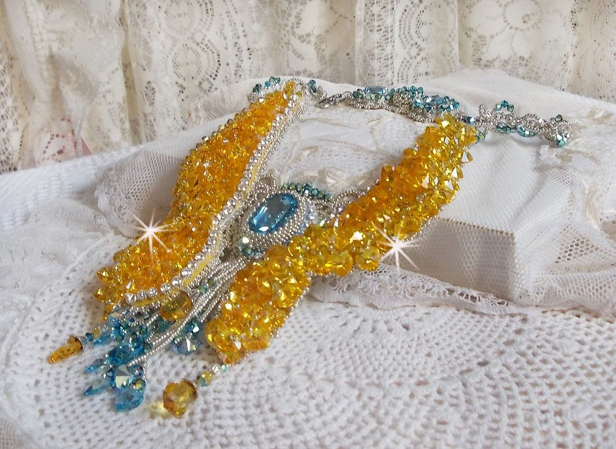 Colar borboleta Haute-Couture de Versalhes bordado com cristais Swarovski, pérolas de prata Miyuki e acessórios de prata 925/1000 